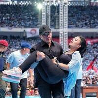aksi-sigap-mayor-teddy-gendong-wanita-pingsan-netizen-salfok