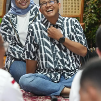 anies-baswedan-tampil-serasi-dengan-fery-farhati-pakai-atasan-monogram-amin