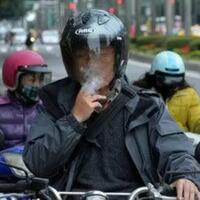 ternyata-ada-aturan-hukum-untuk-pengendara-yang-merokok-di-jalanan-lho-penegakannya