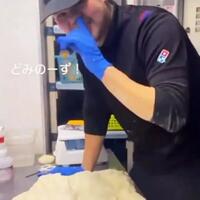 jorok-pegawai-pizza-kepergok-ngupil-saat-membuat-adonan