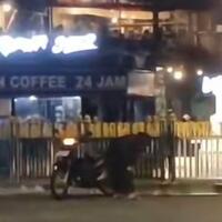 viral-orang-salat-di-tengah-jalan-ke-arah-tugu-jogja-sekte-apakah-ini