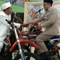 pasangan-ini-lakukan-ijab-kabul-di-atas-motor-trail-apakah-sah
