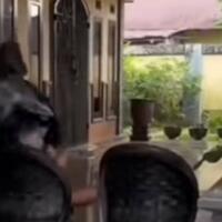 momen-seorang-ayah-pura-pura-jadi-perampok-agar-anaknya-tak-main-hp-lagi