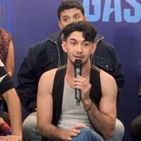 gestur-gemulai-reza-rahadian-jadi-sorotan-netizen-saat-promosikan-film-mirip-ragil