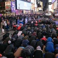 ratusan-muslim-new-york-tarawih-perdana-ramadan-di-times-square