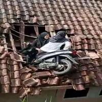 2-abg-di-tasikmalaya-nyangkut-dengan-motornya-di-genteng-rumah-warga-lho-kok-bisa