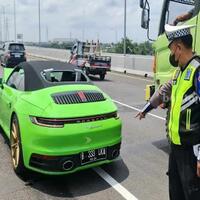 kecelakaan-tol-porong-sidoarjo-porche-mahasiswa-tabrak-gand-livina