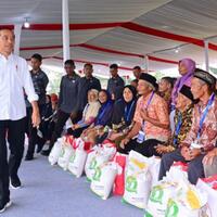 jokowi-tidak-salami-prabowo-usai-bayar-zakat-fitrah-di-istana-negara