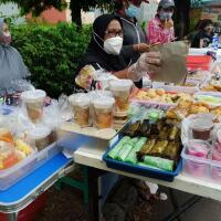 tren-masyarakat-non-islam-ikut-berburu-takjil-persaingan-semakin-ketat