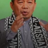 pria-ini-tiba-tiba-turunkan-bendera-nasdem-di-markas-timnas-amin