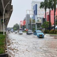 minta-pemerintah-benahi-banjir-pengendara-motor-nyusahin-warga-kalau-kayak-gini