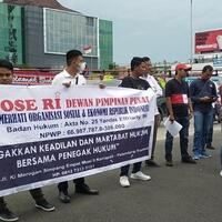 buntut-kasus-aiptu-fn-belasan-orang-demo-minta-debt-collector-diberantas