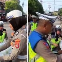 polisi-bagi-takjil-gratis-tapi-tak-ada-pengendara-melintas-netizen-anda-berkumpul