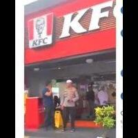 warga-dan-santri-di-ciawi-kabupaten-bogor-jawa-barat-datangi-kfc