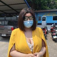 pose-seksi-di-depan-patung-raja-model-thailand-ini-terancam-dipenjara