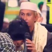 geger-santri-rela-cium-tangan-dan-cium-dada-habib-bahar-netizen-kesal-gila