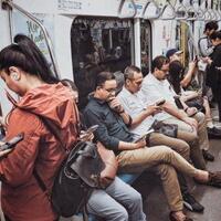 anies-baswedan-pamer-naik-transportasi-umum-mrt-asyik-baca-buku