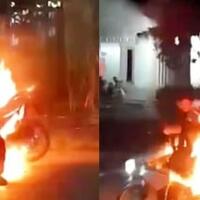 geber-motor-saat-takbiran-motor-pria-ini-langsung-terbakar-kualat