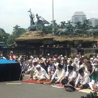 massa-aksi-mk-salat-jumat-di-patung-kuda-din-syamsuddin-jadi-khatib
