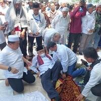 din-syamsudin-ambruk-usai-orasi-aksi-sidang-putusan-pilpres-di-mk
