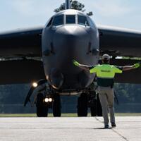 antisipasi-perang-nuklir-pesawat-pembom-b-52-latihan-pendaratan-di-bandara-sipil