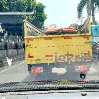 pilih-dibelakang-truk-atau-didepan-truk-inilah-posisi-yang-paling-beresiko