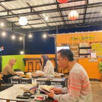 kopi-lentera-tempat-ngopi-asyik-sambil-baca-buku-di-kaki-gunung-salak