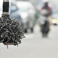 pengemudi-ojol-gerebek-lapak-tambal-ban-yang-diduga-sebar-ranjau-paku