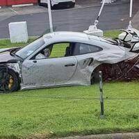 senggol-truk-kontainer-porsche-911-gt2-rs-langsung-ambyar