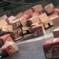 truk-terbalik-muatan-berisi-bir-berserakan-warga-membantu-sambil-minum-di-tempat
