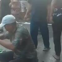 kok-nggak-tulus-truk-muat-bir-terbalik-di-jeneponto-warga-bantu-sambil-minum-bir