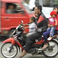 quotngebutquot-motor-bonceng-tiga-tersenggol-truk-satu-orang-tewas