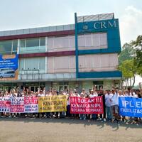 tolak-kenaikan-ipl-puluhan-warga-mendemo-kantor-crm-suvarna-sutera