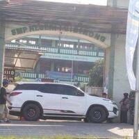 tidak-keren-anak-tak-lolos-ppdb-zonasi-ortu-parkir-fortuner-depan-gerbang-sekolah