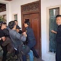 eksekusi-rumah-dinas-bea-cukai-di-palmerah-jakbar-diwarnai-pemukulan-warga-melawan