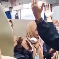 rombongan-penumpang-ibu-ibu-berisik-di-kereta