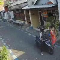 momong-cucu-di-halaman-emak-emak-di-surabaya-kena-jambret