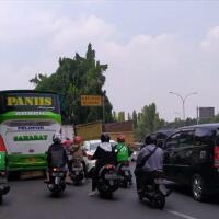 bus-ngetem-bikin-macet-walkot-medan-omongan-kami-sampah-ini-7-momen-mangkal-di-ri