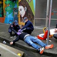 new-york-turis-bisa-lihat--zombie--bergelimpangan