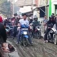jalan-rusak-komplain-giliran-dicor-malah-dilindas-puluhan-motor-hingga-rusak-lagi