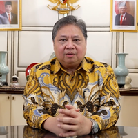 perang-bantal-guling-pilkada-2024--airlangga-ter-guling-jokowi-di-bantal-in