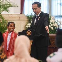 jokowi-lupa-pernah-janjikan-joni-pemanjat-tiang-bendera-masuk-tni