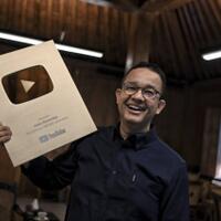 lampaui-1-juta-subcribers-youtube-anies-baswedan-dapatkan-gold-button