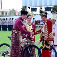ahy-dapat-sepeda-jokowi-usai-menang-pakaian-adat-terbaik-hut-ri