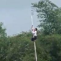 apresiasi-realiasasi-pelajar-di-tasik-panjat-tiang-bendera-selamatkan-upacara-hut-ri