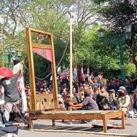 mengadili-jokowi-dan-prabowo-di-jogja-kepala-tirani-terpenggal-hingga-jatuh-di-kak