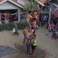 detik-detik-mulyono-tewas-saat-ikut-lomba-panjat-pinang-di-brebes