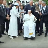 unik-pejabat-ri-ini-mau-ngajak-paus-fransiskus-berswafoto-eh-dihalau-swiss-guard