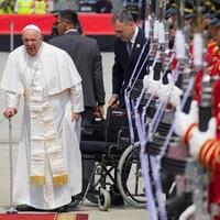 paus-tolak-fasilitas-first-class-pesawat-saat-terbang-dari-ri