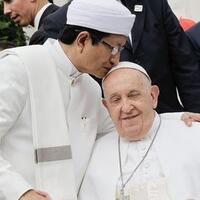 momen-haru-imam-besar-masjid-istiqlal-cium-kening-paus-fransiskus